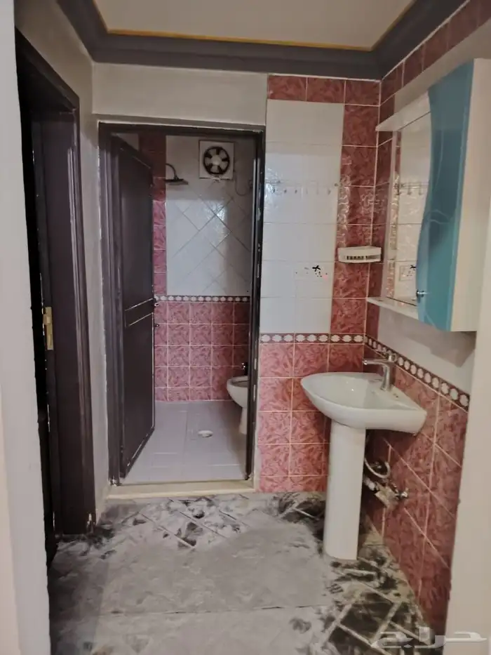 شقة كبيره للايجار بحي النسيم الغربي قريب شارع الاربعين عوائل 0