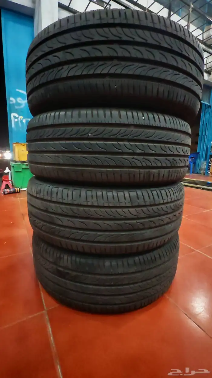 كفرات شبه جديده ماشيه كيلو فقط مقاس 215 55 18 0