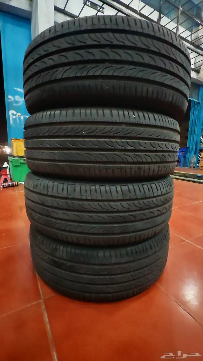 كفرات شبه جديده ماشيه كيلو فقط مقاس 215 55 18 1