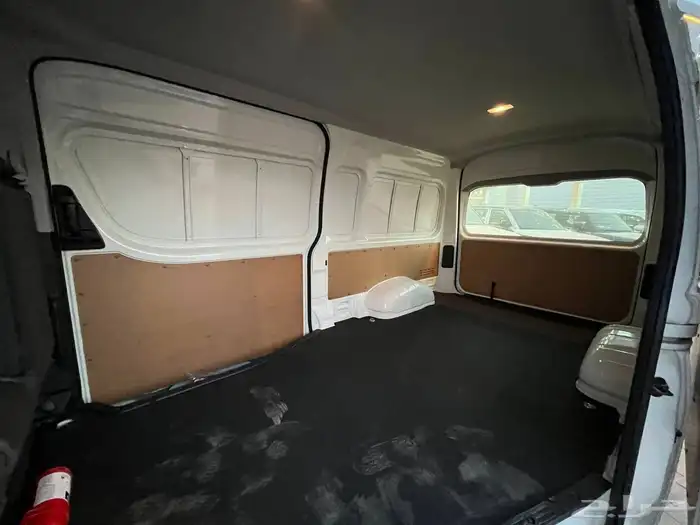 السيارة في الصورة هي تويوتا هايس (Toyota Hiace) فان بشكلها ا 4