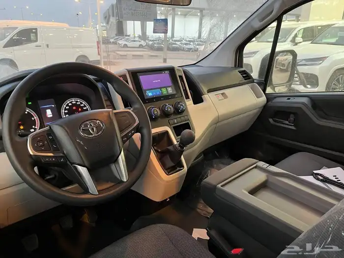 السيارة في الصورة هي تويوتا هايس (Toyota Hiace) فان بشكلها ا 1
