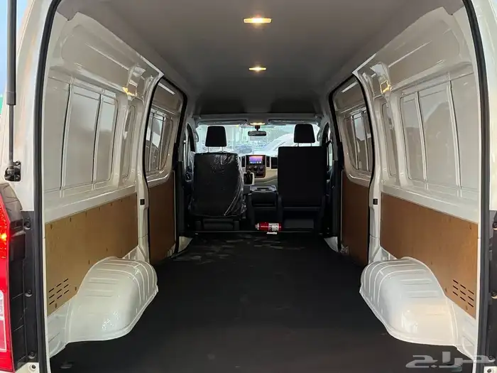 السيارة في الصورة هي تويوتا هايس (Toyota Hiace) فان بشكلها ا 3