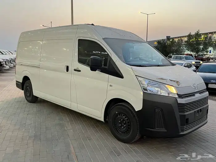 السيارة في الصورة هي تويوتا هايس (Toyota Hiace) فان بشكلها ا 0