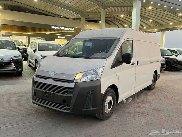 السيارة في الصورة هي تويوتا هايس (Toyota Hiace) فان بشكلها ا 6
