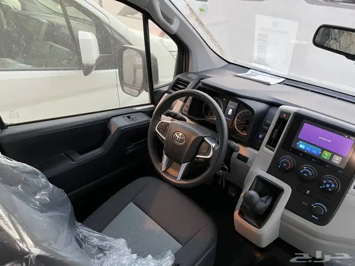 السيارة في الصورة هي تويوتا هايس (Toyota Hiace) فان بشكلها ا 5
