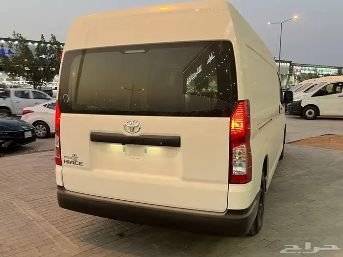 السيارة في الصورة هي تويوتا هايس (Toyota Hiace) فان بشكلها ا 2