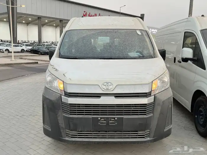 السيارة في الصورة هي تويوتا هايس (Toyota Hiace) فان بشكلها ا 7