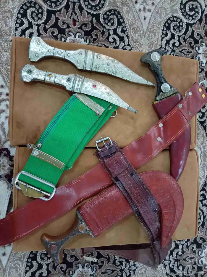 خناجر او شبريه قديمه تراثيه لها 40 سنه 2