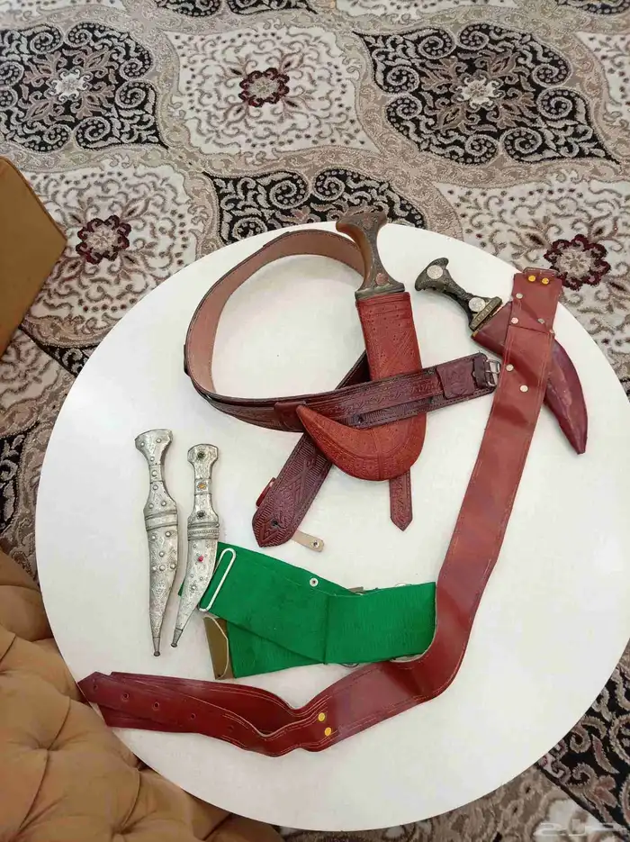 خناجر او شبريه قديمه تراثيه لها 40 سنه 0