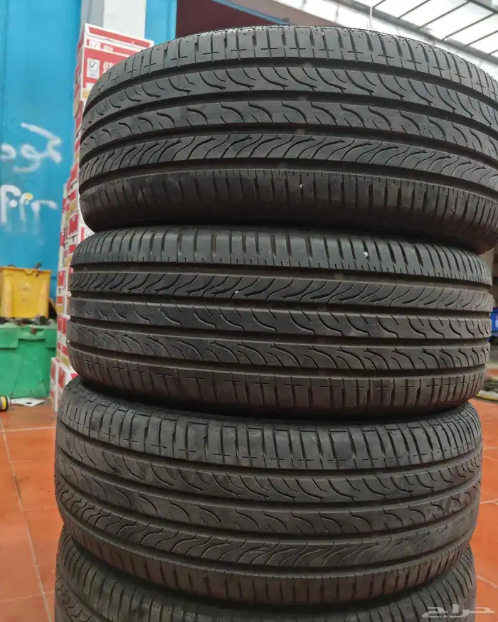 كفرات شبه جديده ماشيه كيلو فقط مقاس 215 55 18 2