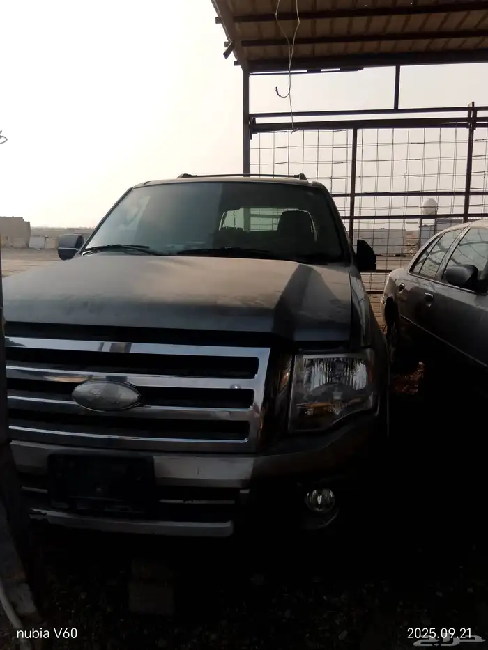 فورد اكسبديشن الموديل 2010 اللون ذهبي 2