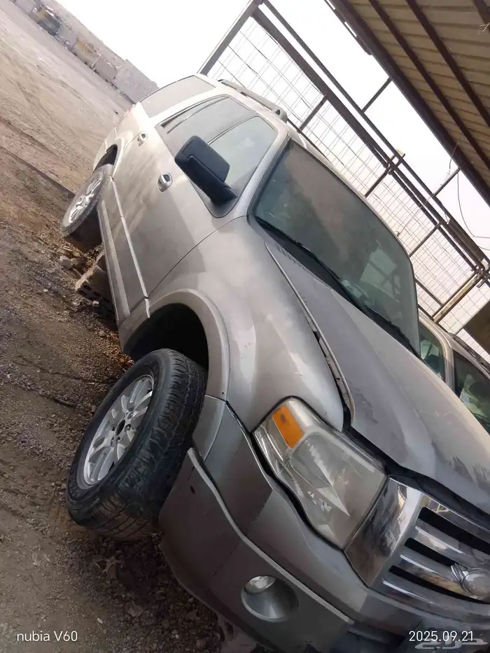 فورد اكسبديشن الموديل 2010 اللون ذهبي 1