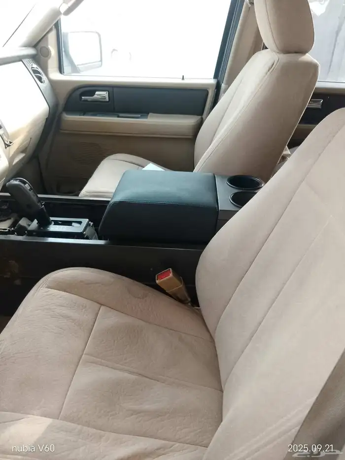 فورد اكسبديشن الموديل 2010 اللون ذهبي 6