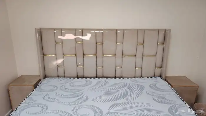 سرير مزدوج مع طاولتين جنب السرير 0