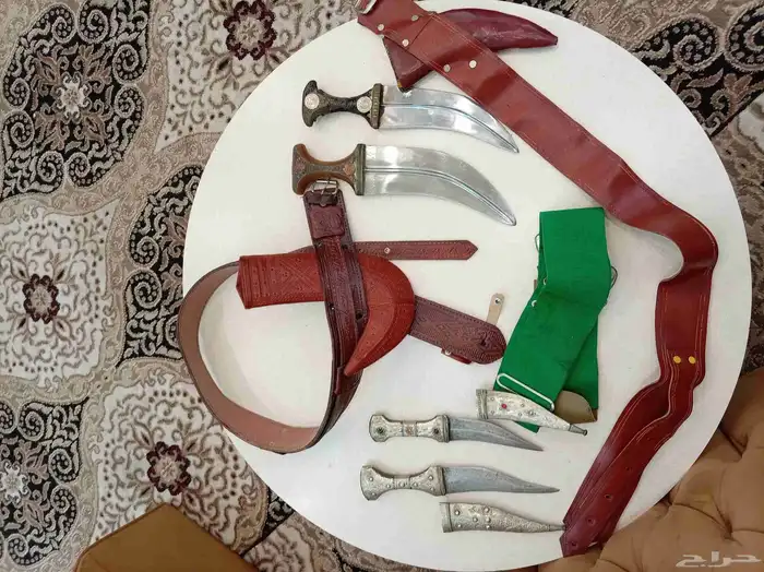 خناجر او شبريه قديمه تراثيه لها 40 سنه 1