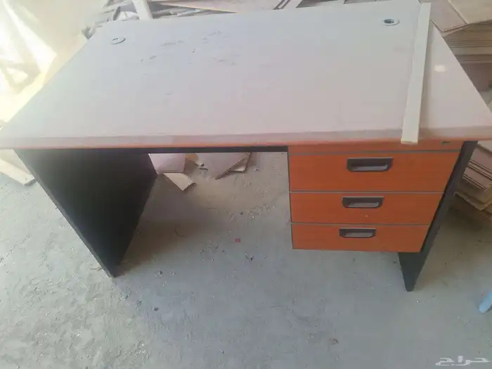 باركيه شبه جديد بالمستودع 180 متر للونين مخطط بني وابيض سعر 0