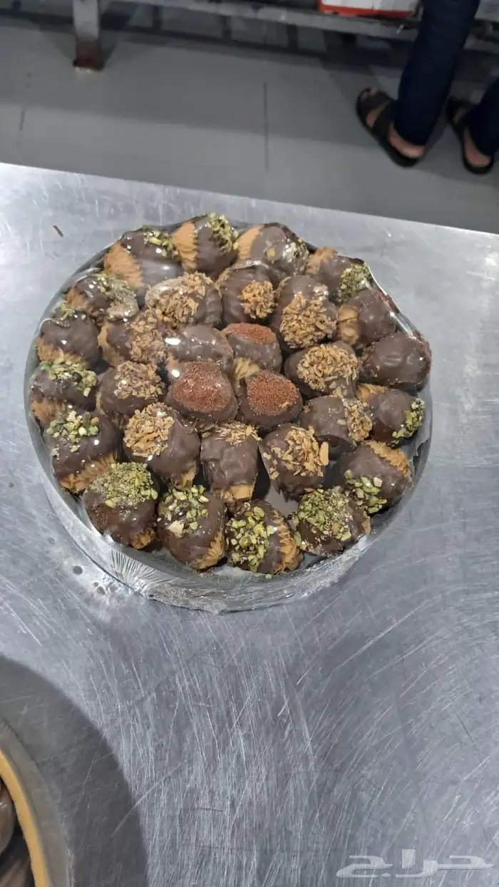 معلم رص حلويات شرقيه 2