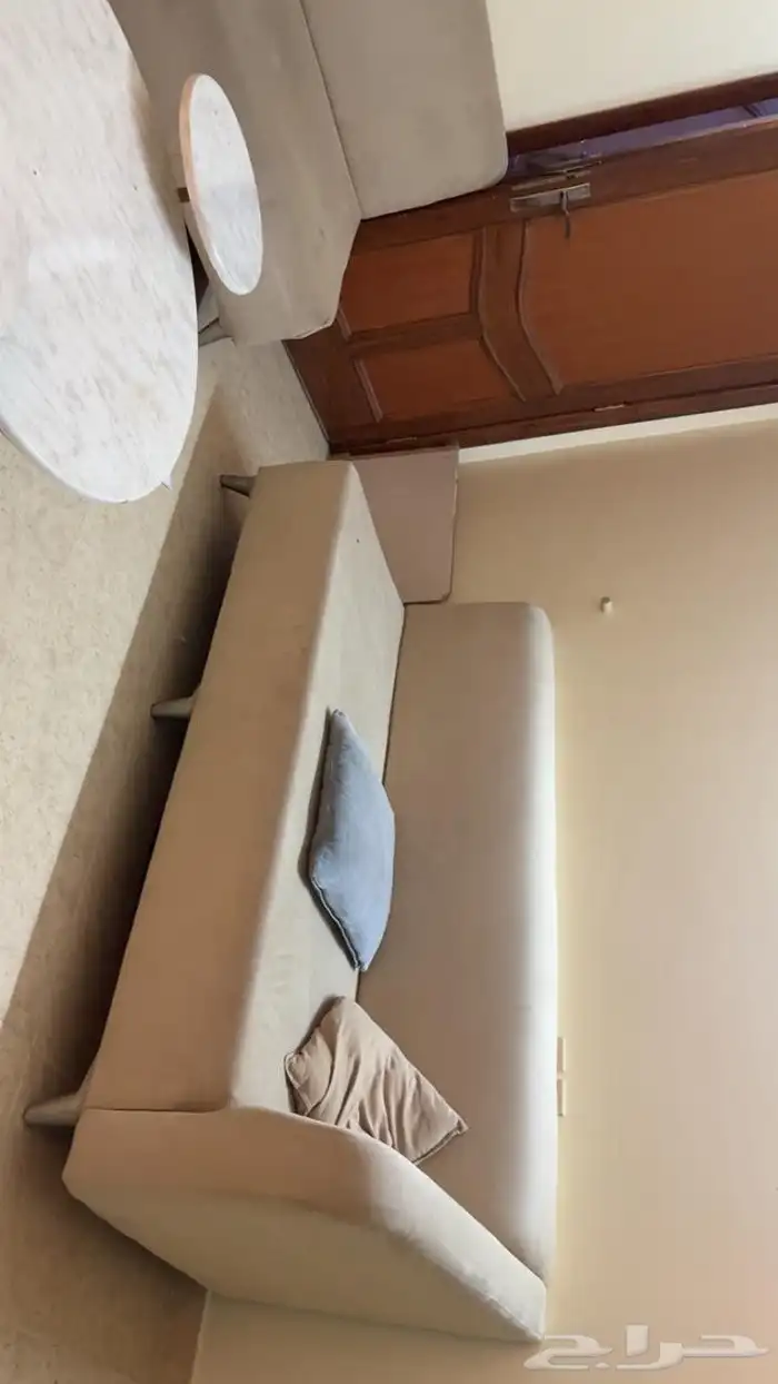 للبيع طقم كنب 5 قطع مع طاولات 2