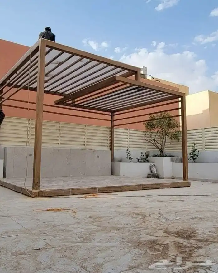 حداد مظلات وجلسات بشكل خشبي 3