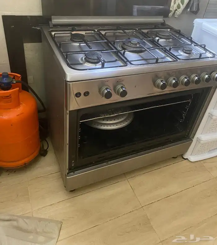 فرن للبيع مكسور بابه والباب موجود 0