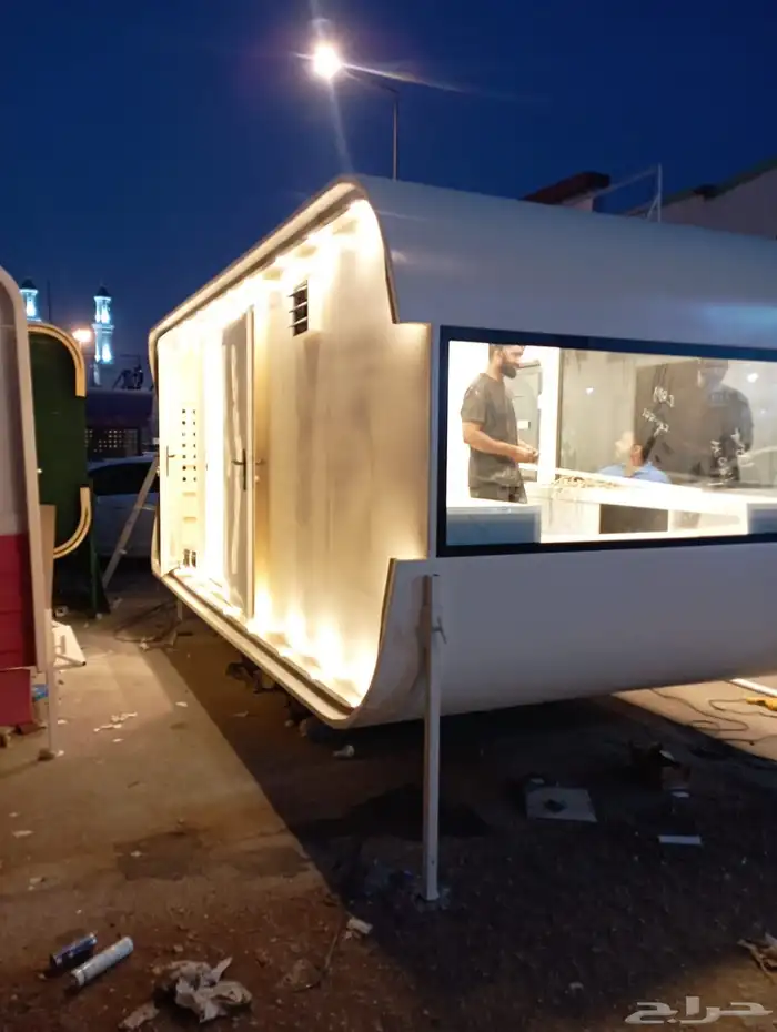 مواصفات العربه -1- مطبخ كامل مصنوع من الاستيل 2 جدران و 4