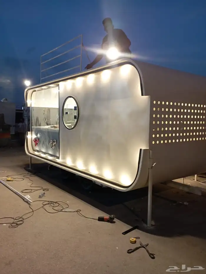 مواصفات العربه -1- مطبخ كامل مصنوع من الاستيل 2 جدران و 3