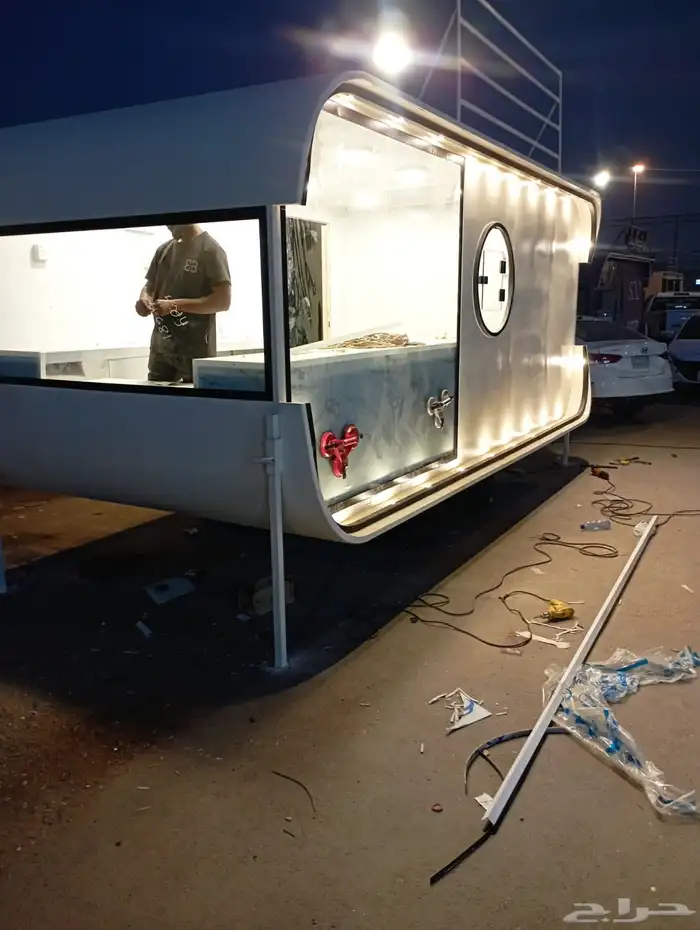 مواصفات العربه -1- مطبخ كامل مصنوع من الاستيل 2 جدران و 5