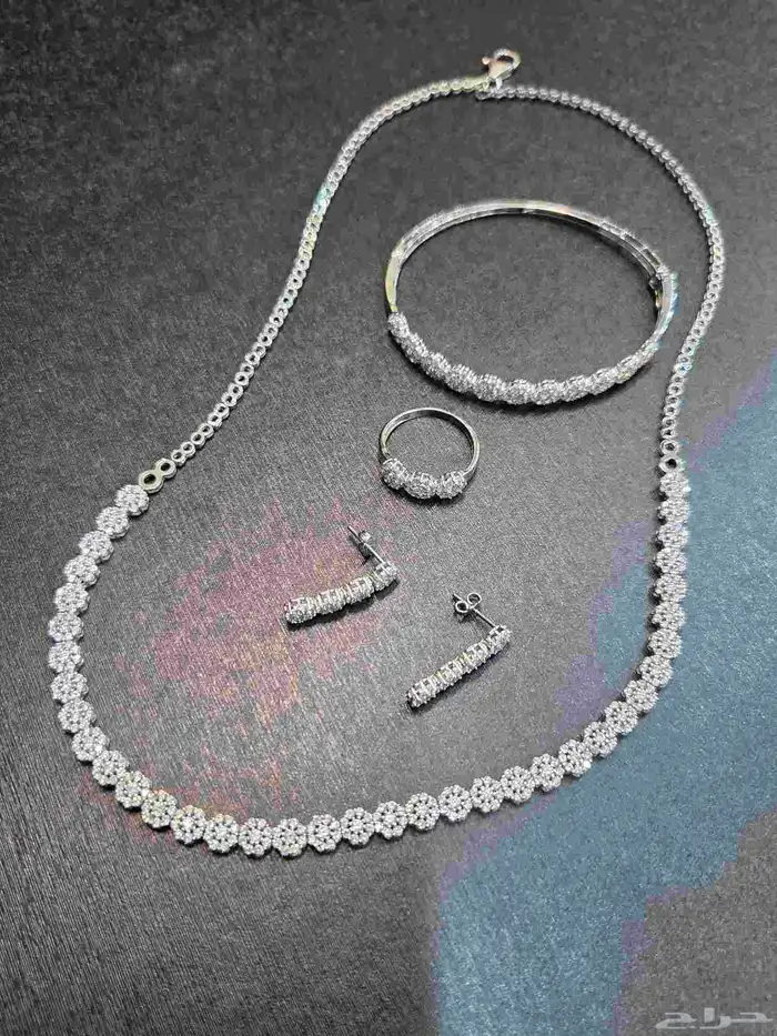 طقم من الذهب الابيض الخالص عيار 18 للمناسبات الوزن 27.7 جرام 2