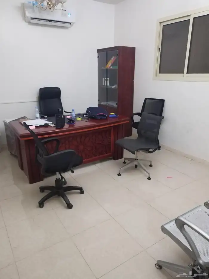 اثاث مكتبي للبيع بحاله ممتازه جدا وفخم والمكتب ايضا للتنازل 2