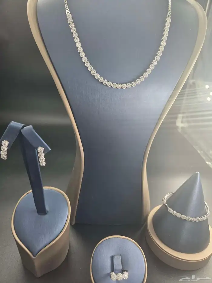 طقم من الذهب الابيض الخالص عيار 18 للمناسبات الوزن 27.7 جرام 0