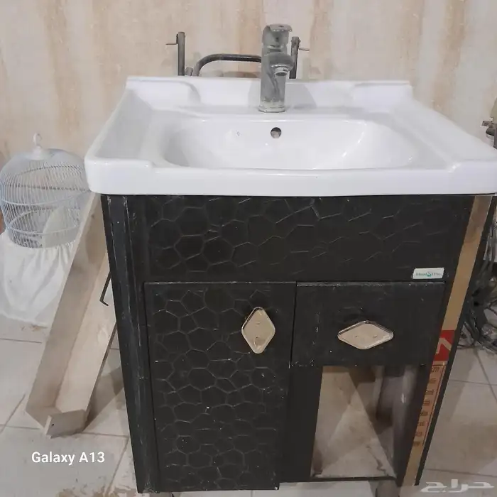 أغراض للبيع سخانات وحوض مغسلة ومعه تقفيله ومرآة 0