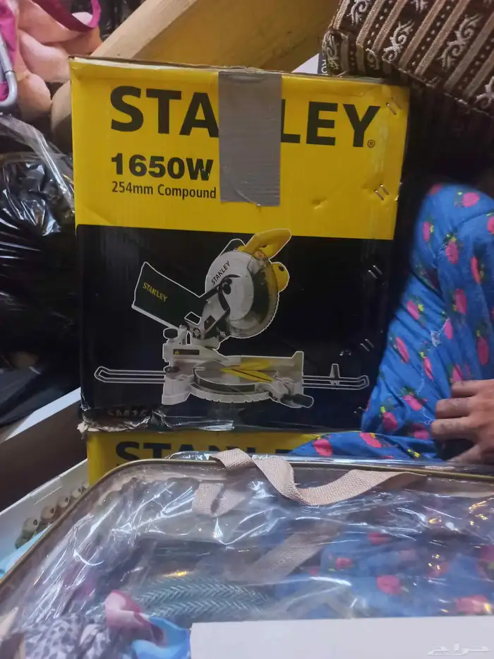 أدوات مناشير وعربيات وغراض كميات 4