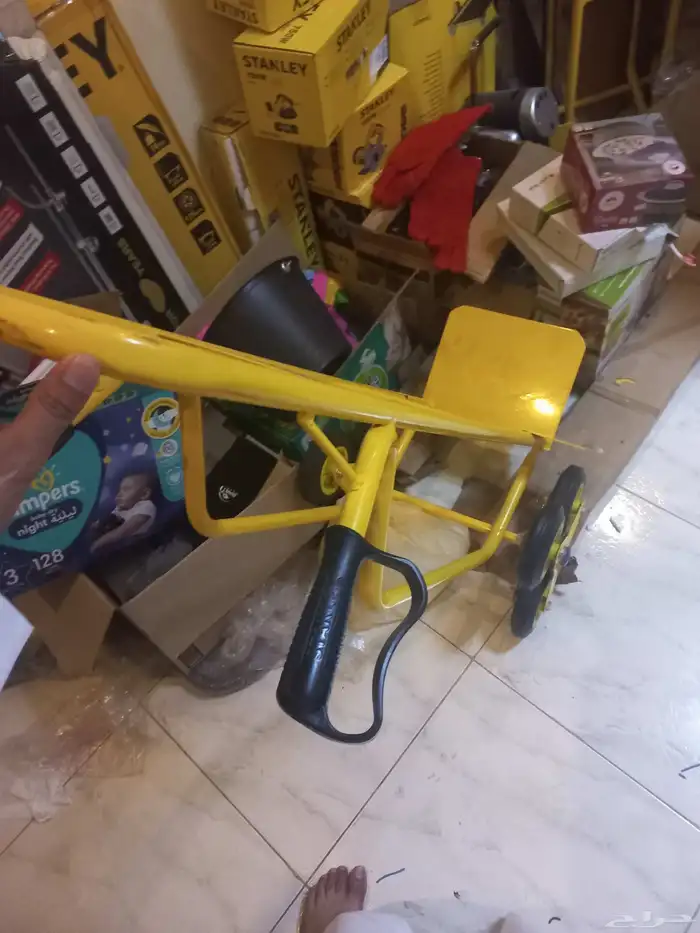 أدوات مناشير وعربيات وغراض كميات 0