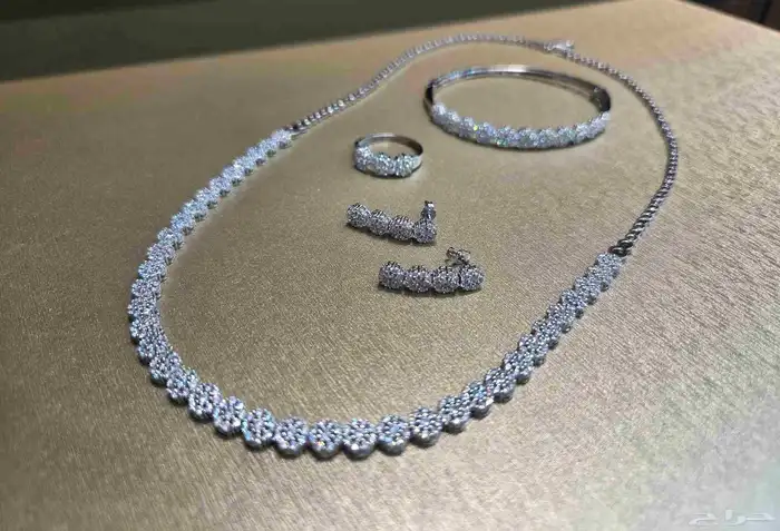 طقم من الذهب الابيض الخالص عيار 18 للمناسبات الوزن 27.7 جرام 1