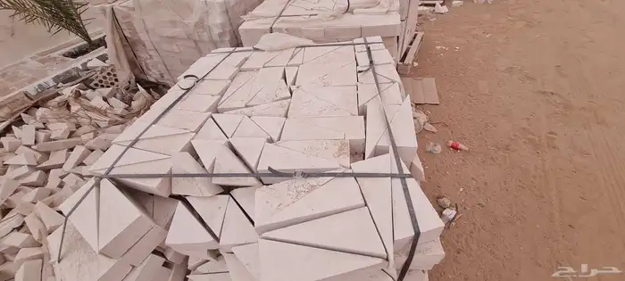 حجر رخام احجام مختلفه سماكة القطعه 10 سم 2