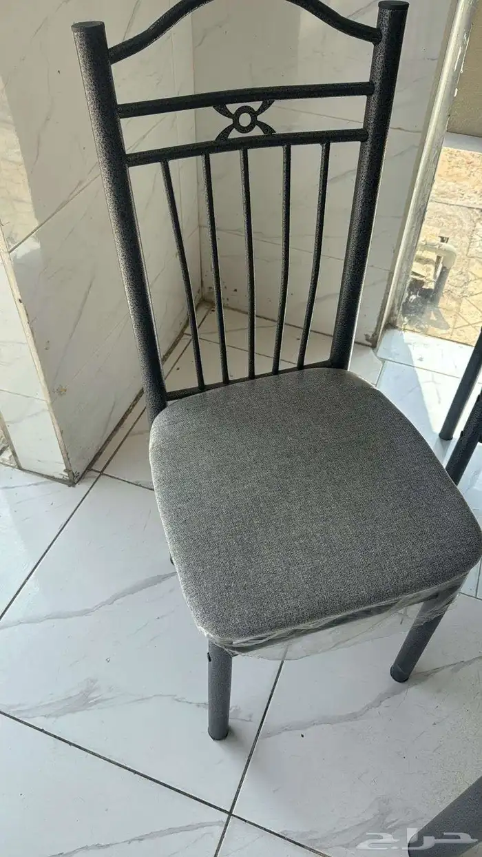 طاوله مع اربع كرسي 1
