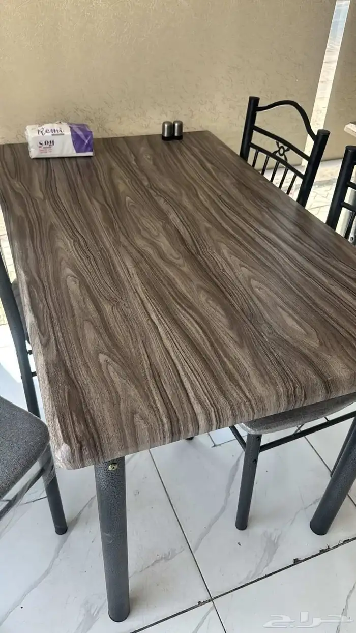 طاوله مع اربع كرسي 2