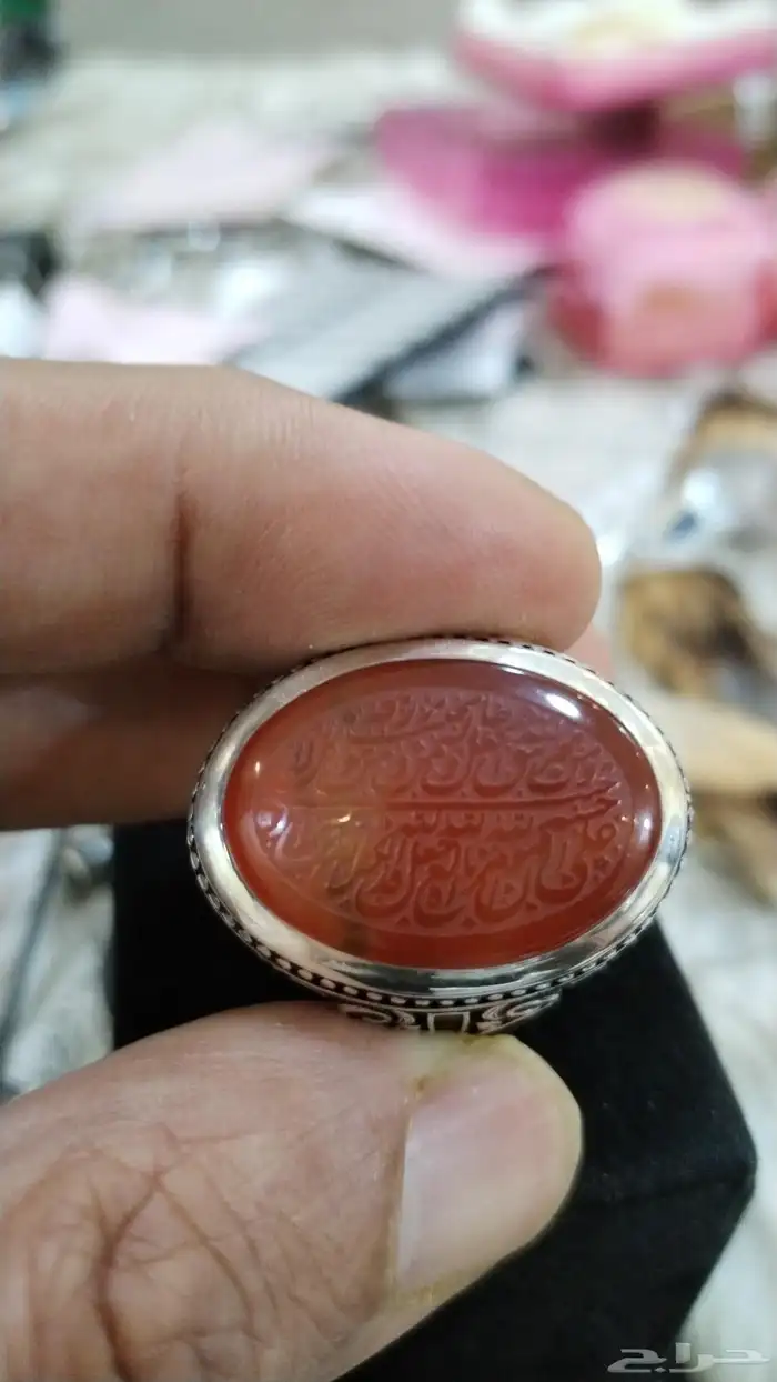 خاتم عقيق يماني زعفراني بطن احمر منقوش 1