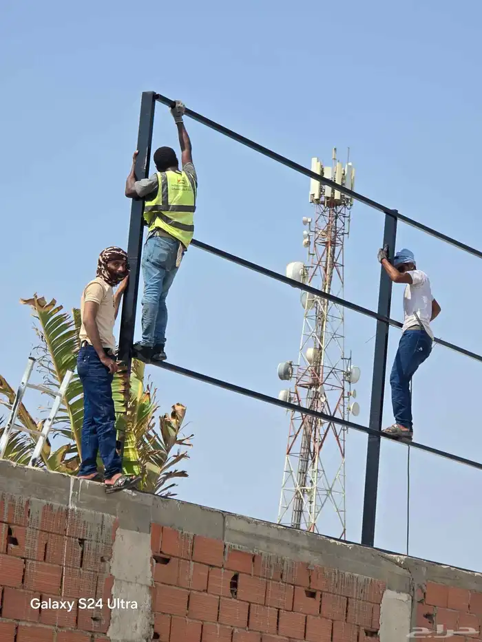 ساتر حديد للحوش الخارجي نوفر الخشب والقماش وهنجر وقص الليزر 2