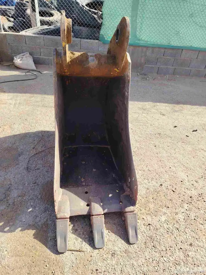باكت بوكلين عدد 2 مقياس 60سم ومقياس 50سم للبيع او للايجار 1
