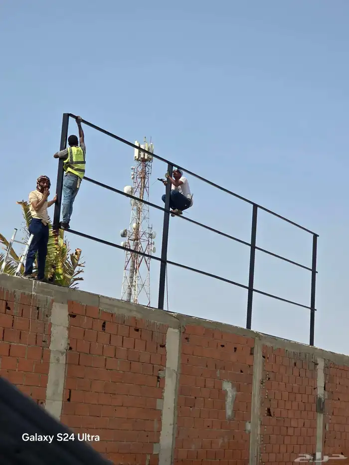 ساتر حديد للحوش الخارجي نوفر الخشب والقماش وهنجر وقص الليزر 1