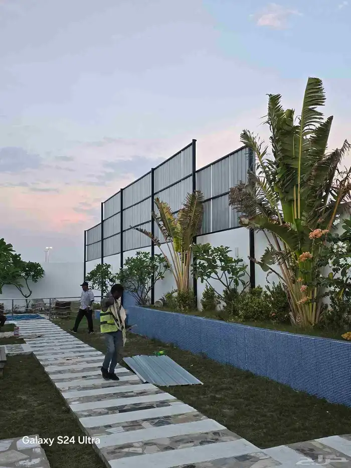 ساتر حديد للحوش الخارجي نوفر الخشب والقماش وهنجر وقص الليزر 3