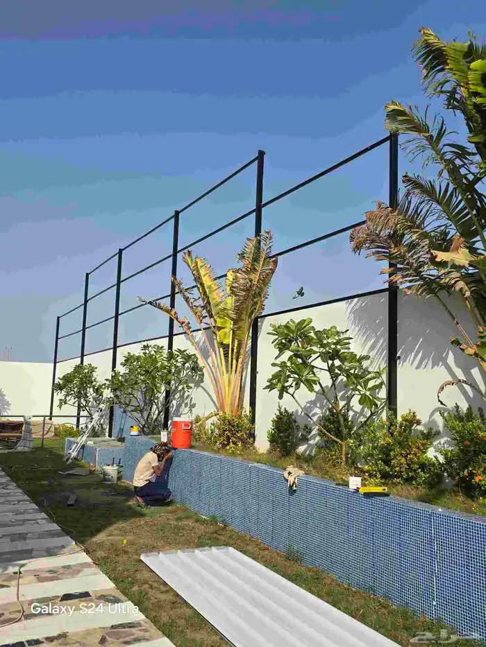 ساتر حديد للحوش الخارجي نوفر الخشب والقماش وهنجر وقص الليزر 0