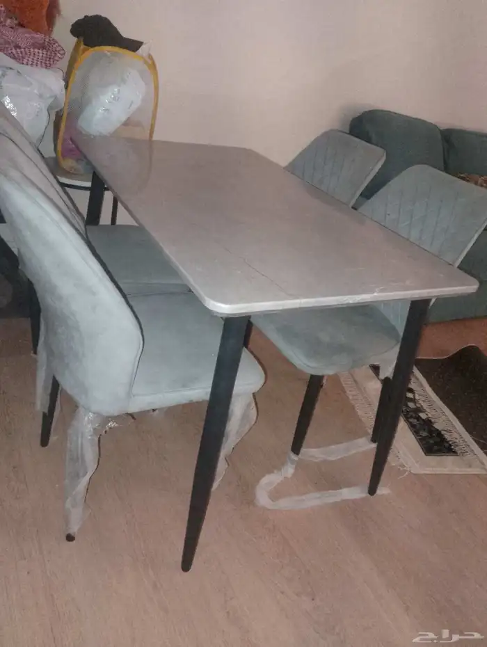 طاولة الطعام اربع كراسي جديده ولم تستخدم 0