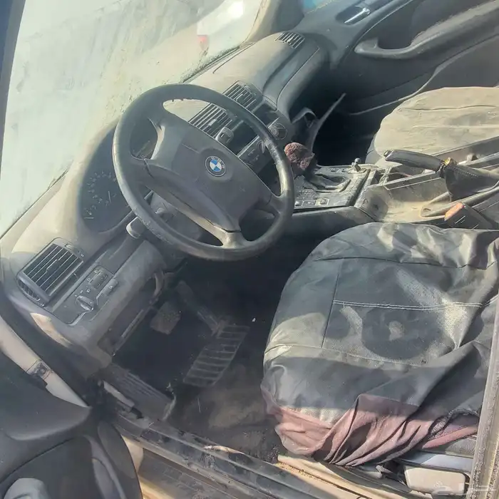 بي ام 2000حجمها 300 تشليح قطع غيار 4