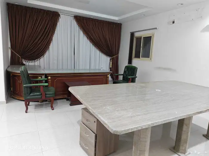 مكاتب وطاولات للبيع وصندوق سلفرات 8