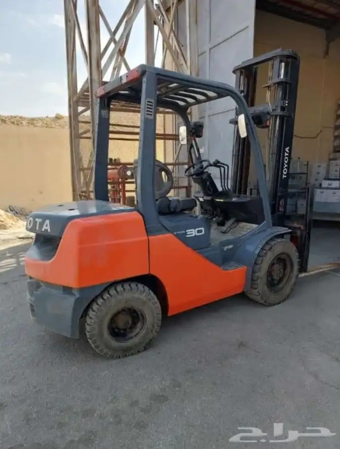 فوركلفت للإيجار لتحميل وتنزيل التريلات وترتيب مستودعات 0