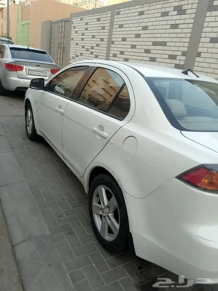 ميتسوبيشي لانسر قرش التفاصيل عند التواصل 2