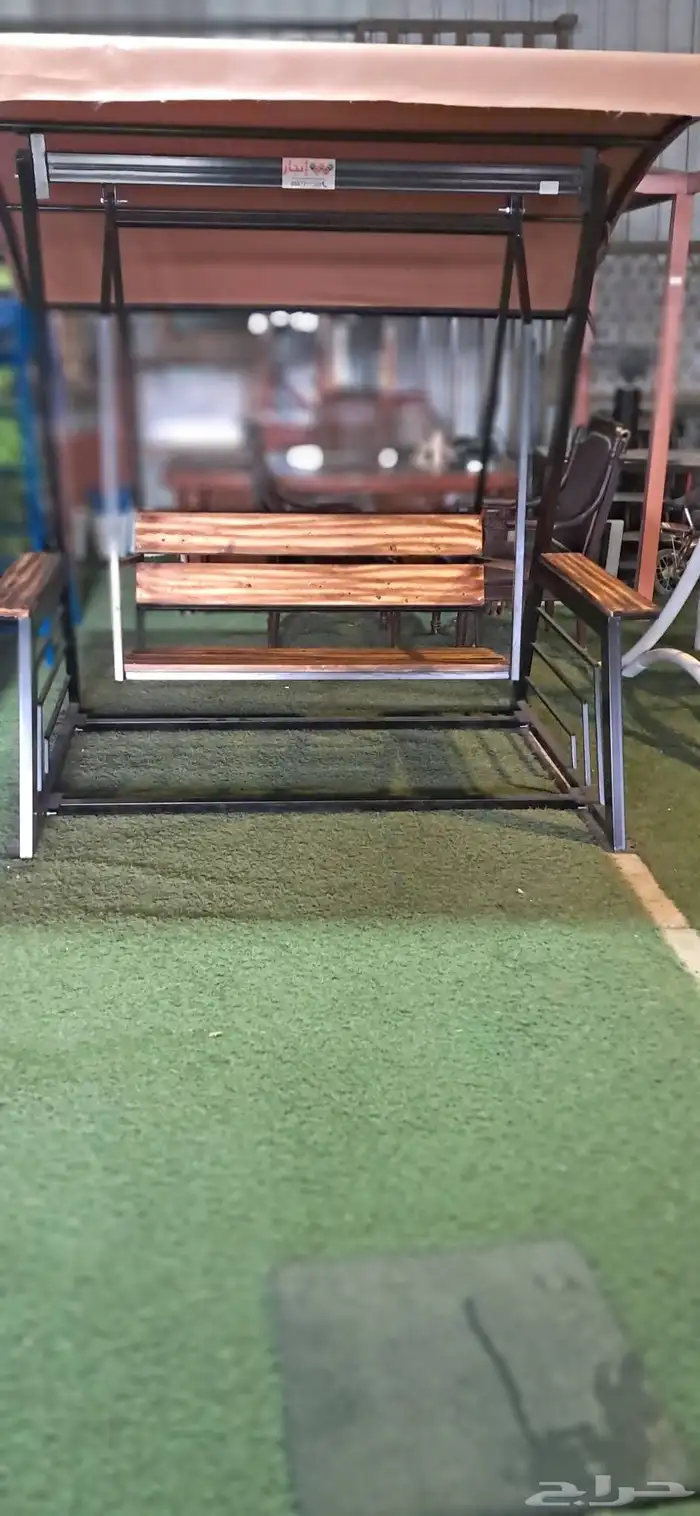 الكنبه المرجيحة لون اسود ب جلسه خشب م مظلة و شراع بني 0