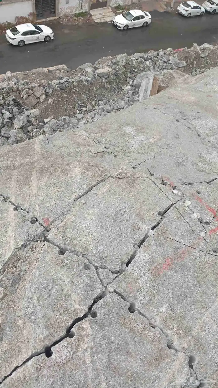 يوجد فك الصخور وبنيان حجر وقص اراضي 4